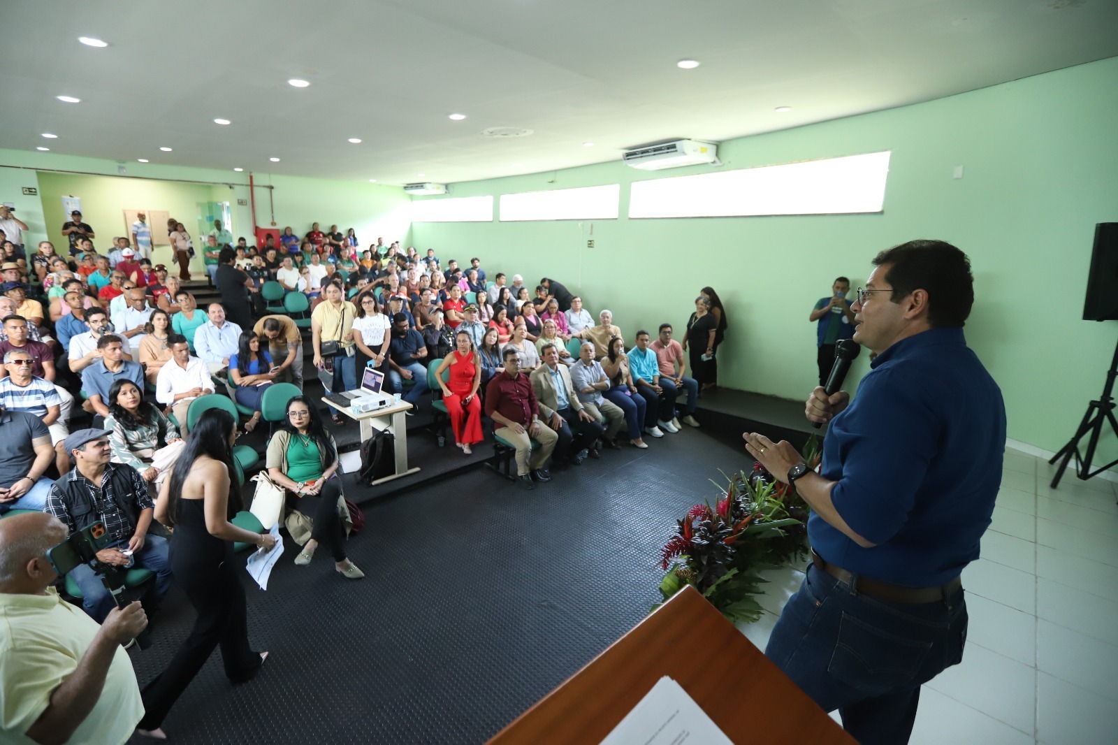 Autoridades durante lançamento do projeto de saneamento rural em Presidente Figueiredo