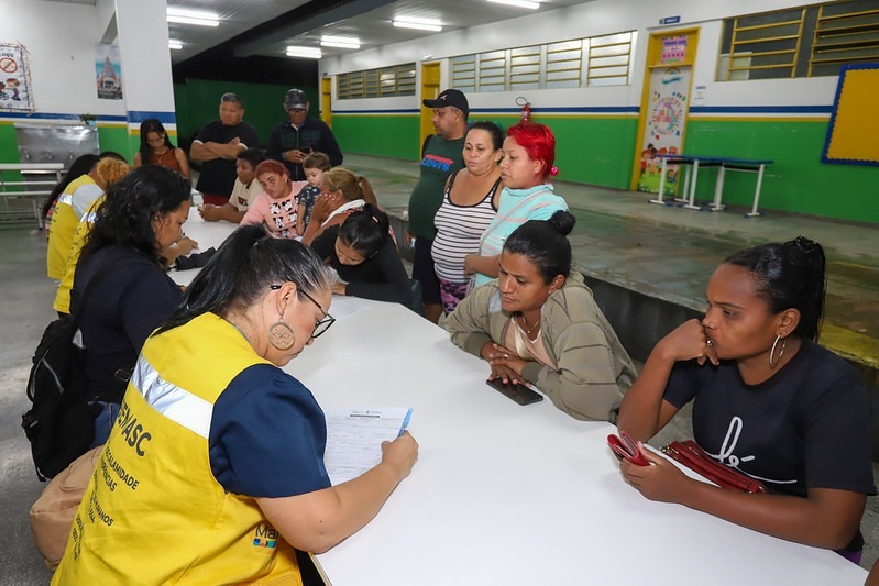 Prefeitura atua após forte chuva e atende famílias com casas alagadas em Manaus