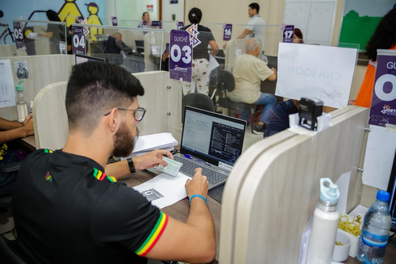 Atendimento ao público no Detran-AM durante ação de serviços em Manaus