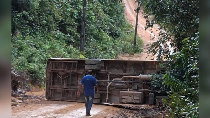 Ônibus escolar capota próximo à BR-174 ao tentar subir ladeira de barro