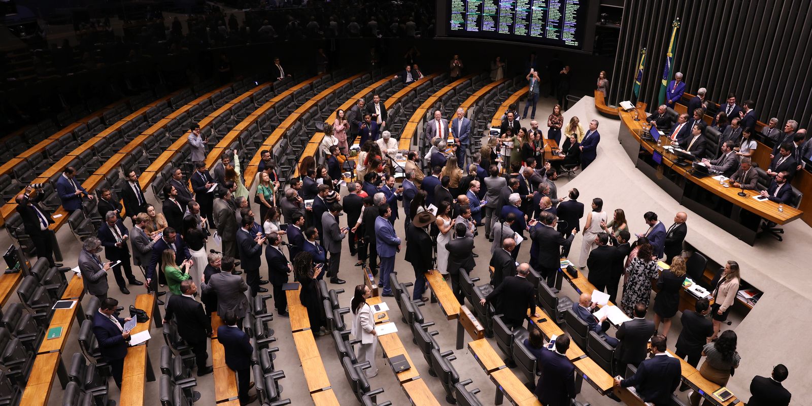 8/1: Congresso derruba veto ao PL da Dosimetria e beneficia condenados