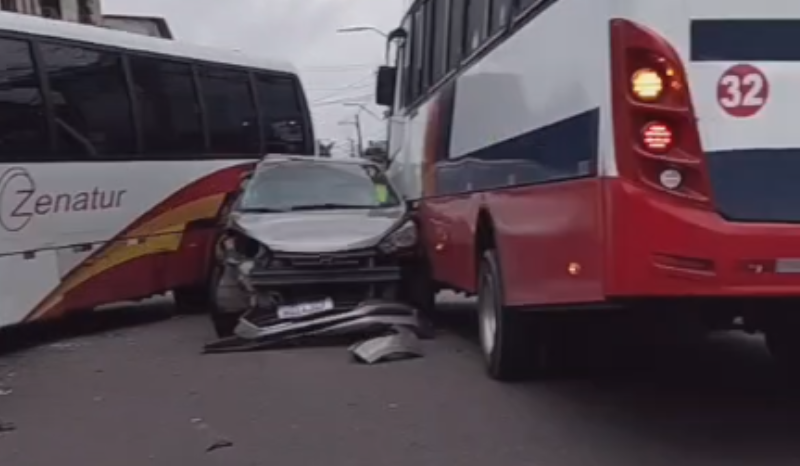 Vídeo mostra momento em que carro é imprensado entre dois micro-ônibus em Manaus