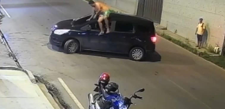 VÍDEO: Motociclista 'voa' após batida e cai de pé em Manaus