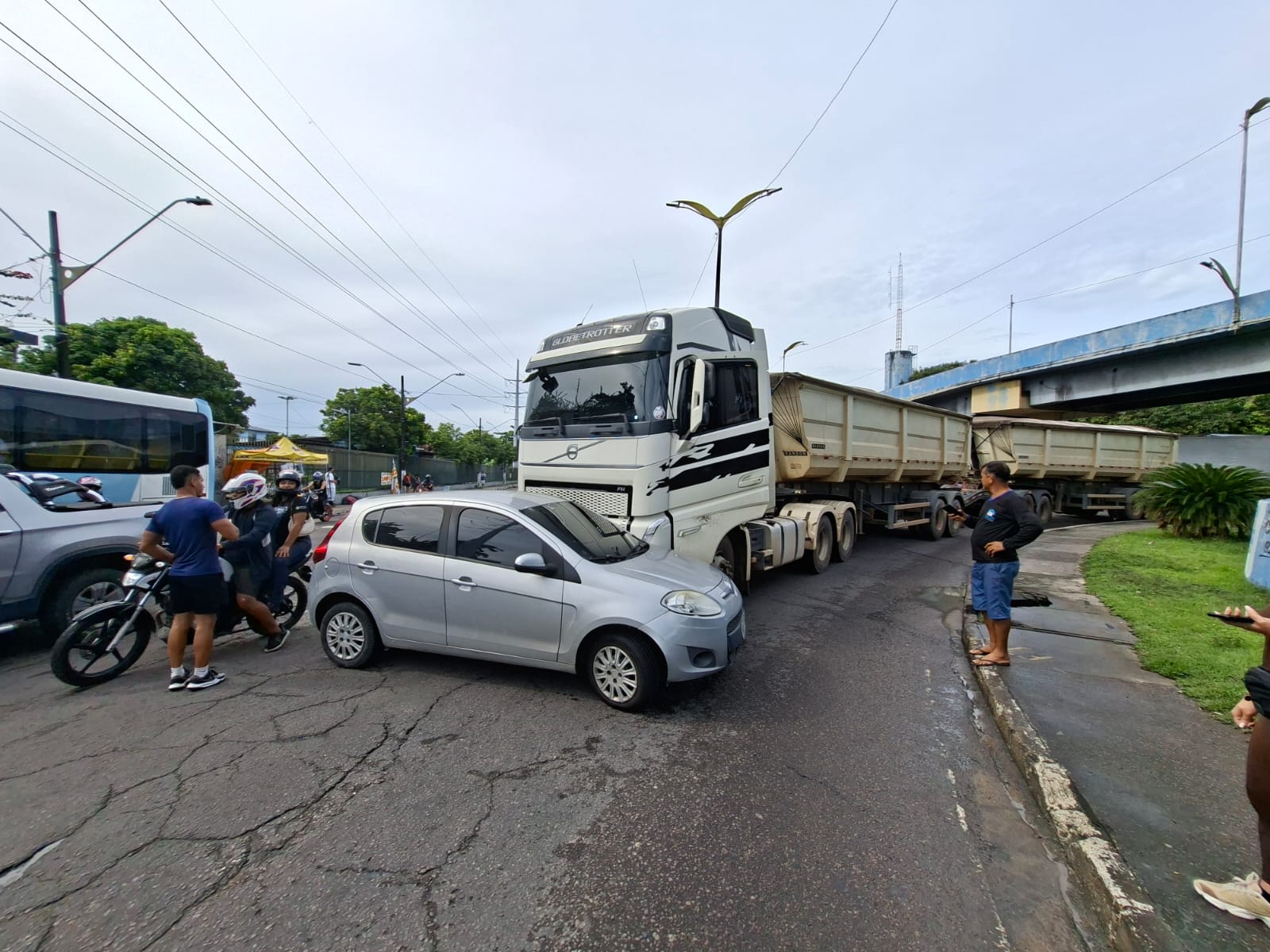 Acidente e discussão entre motoristas travam trânsito na Zona Leste de Manaus