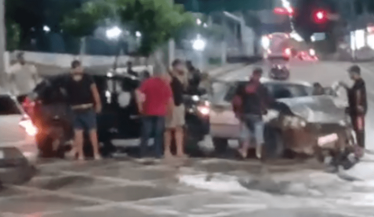 VÍDEO: Carro avança sinal vermelho e causa acidente entre veículos na Constantino Nery