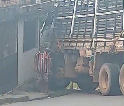 VÍDEO: Caminhão perde controle e invade casa em ladeira de Manaus