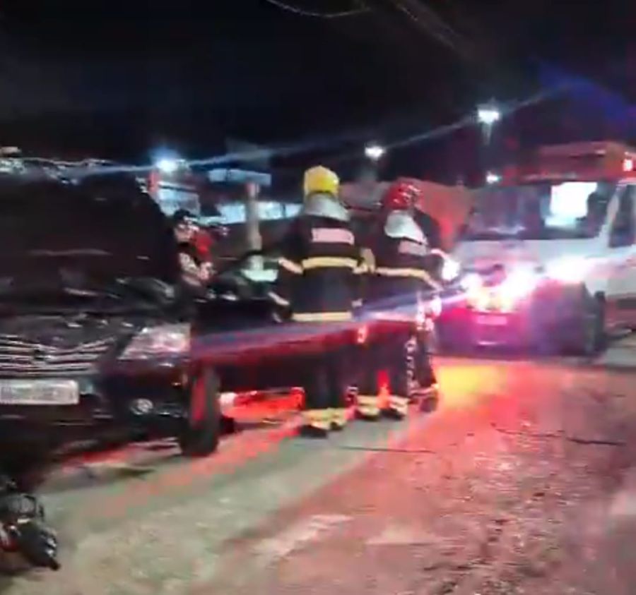 Homem perde controle de carro e morre ao colidir com poste