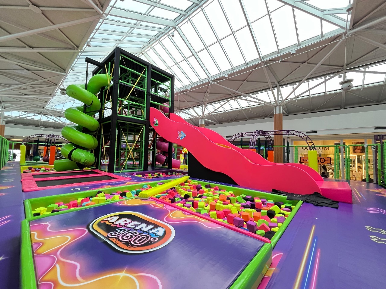 Arena 360 recebe balada temática dos anos 2000 no Amazonas Shopping