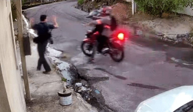 Dupla armada cerca vítimas e rouba celulares no conjunto Canaranas, em Manaus