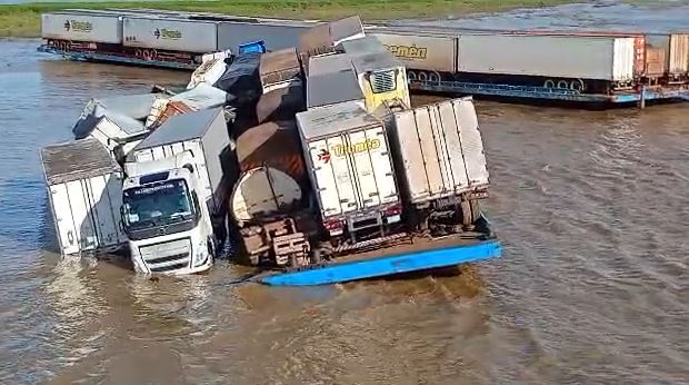 VÍDEO: Balsa se parte ao meio e afunda no Rio Amazonas durante comboio de cargas