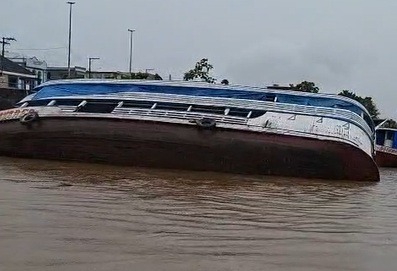 VÍDEO: Embarcação afunda próximo à orla de Manacapuru