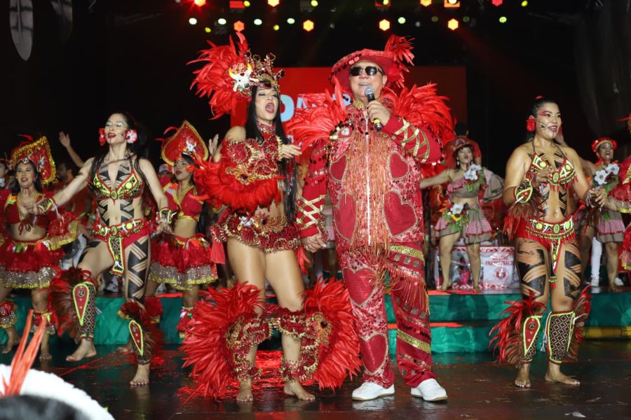 Boi Garantido 'avermelha' sambódromo com lançamento de álbum
