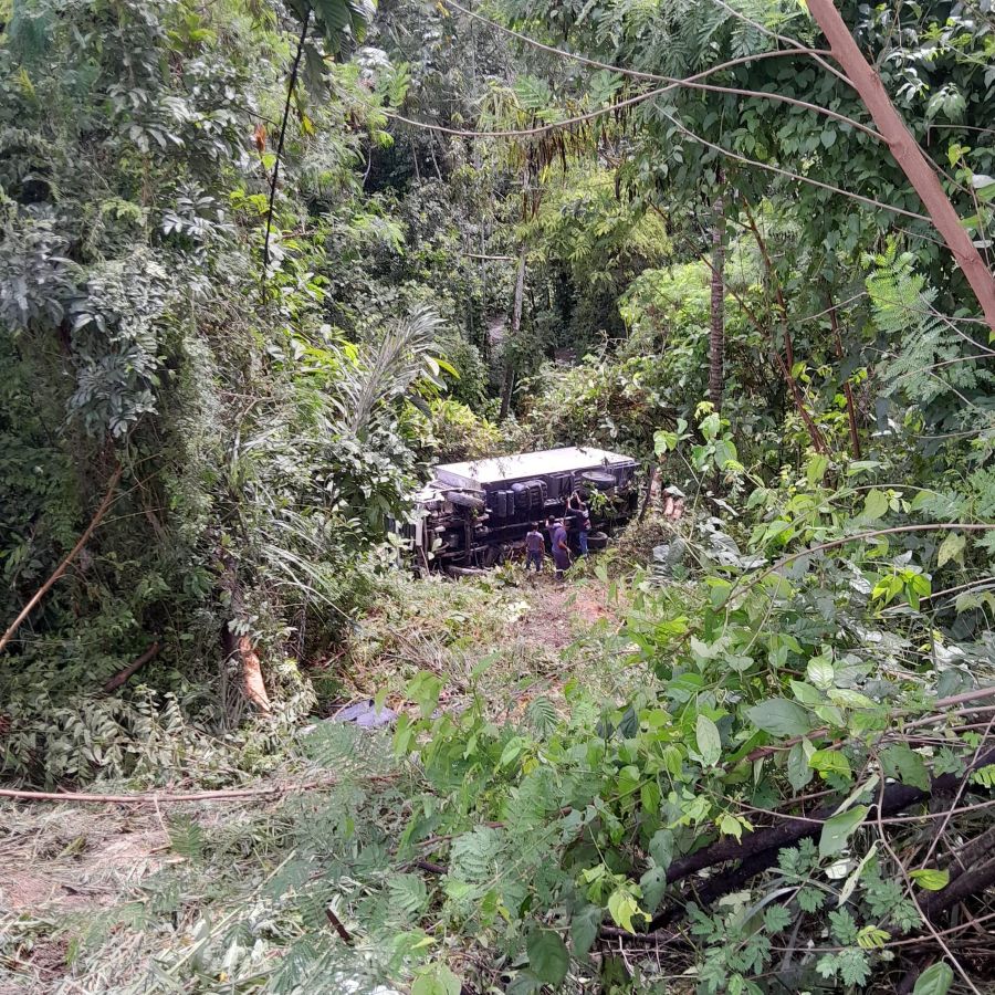 Caminhão cai em área de mata no Distrito Industrial
