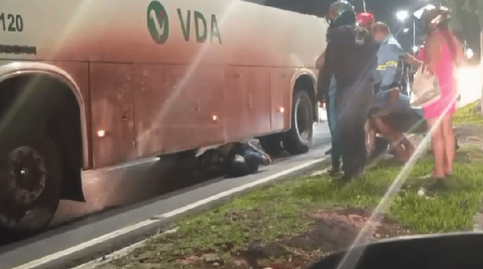 VÍDEO: Homem escapa de ser esmagado por ônibus após acidente com moto no Coroado em Manaus