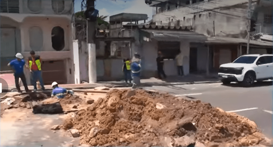 Faixa é interditada após asfalto ceder e abrir buraco na avenida Constantino Nery