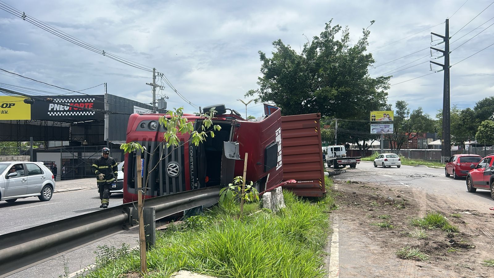VÍDEO: Carreta tomba na avenida Cosme Ferreira e trava trânsito em Manaus