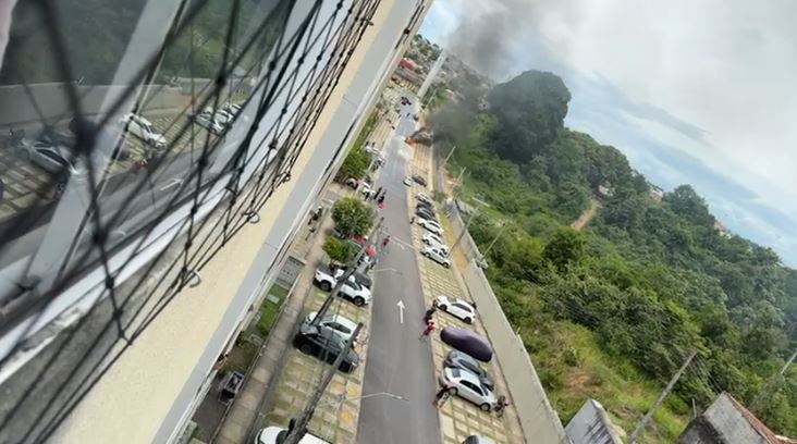 VÍDEO: Incêndio destrói carro em Manaus; cinco ocupantes escapam ilesos