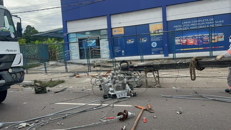 VÍDEO: Homem pega carro sem autorização, perde controle e derruba poste na Max Teixeira