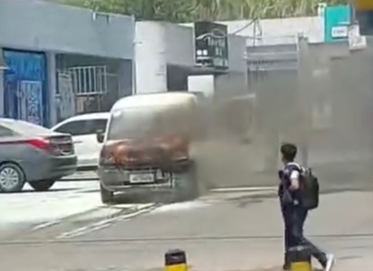 Carro em chamas em posto de combustíveis no bairro Petrópolis em Manaus