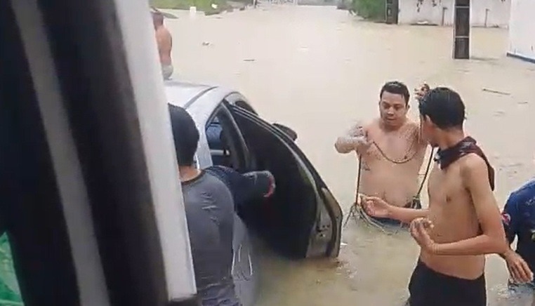 Vídeo: Chuva alaga Torquato Tapajós e carro fica preso em Manaus