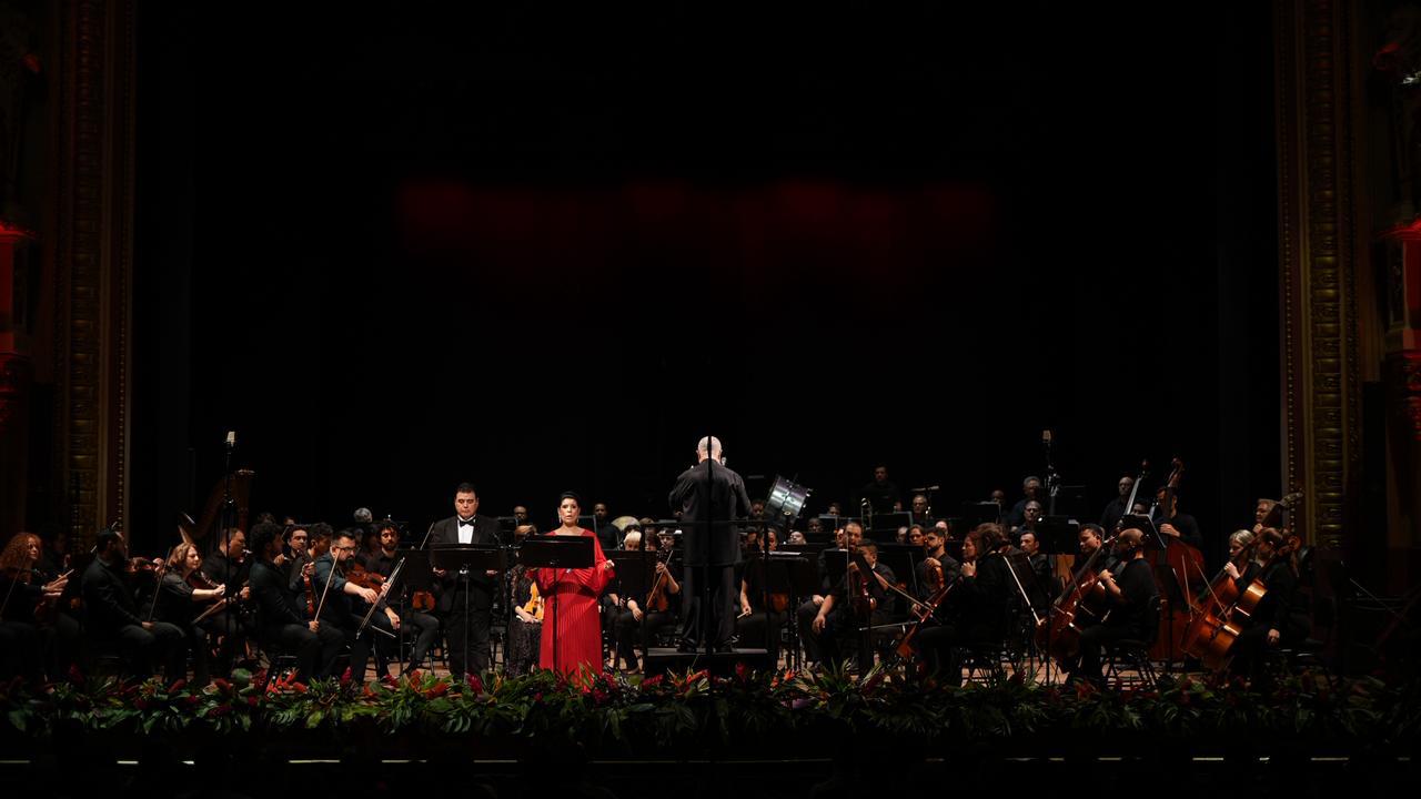 Concerto Lírico no palco do Teatro Amazonas com orquestra e cantores líricos