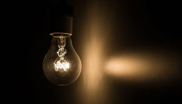 Conta de luz fica mais cara em maio com bandeira amarela