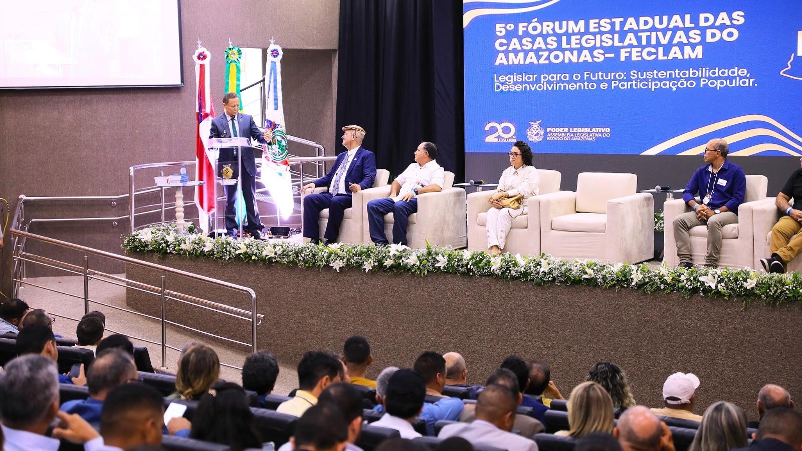 Auditório da Aleam durante evento com vereadores e gestores públicos no Amazonas
