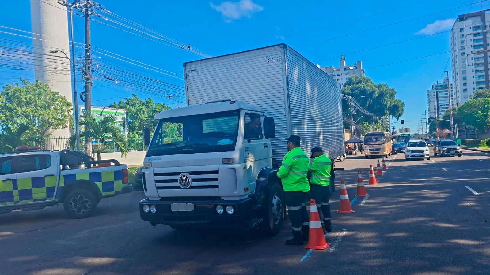 Fiscais do IMMU atuam na avenida Mário Ypiranga Monteiro para cumprimento das regras da Zona Máxima de Restrição de Circulação