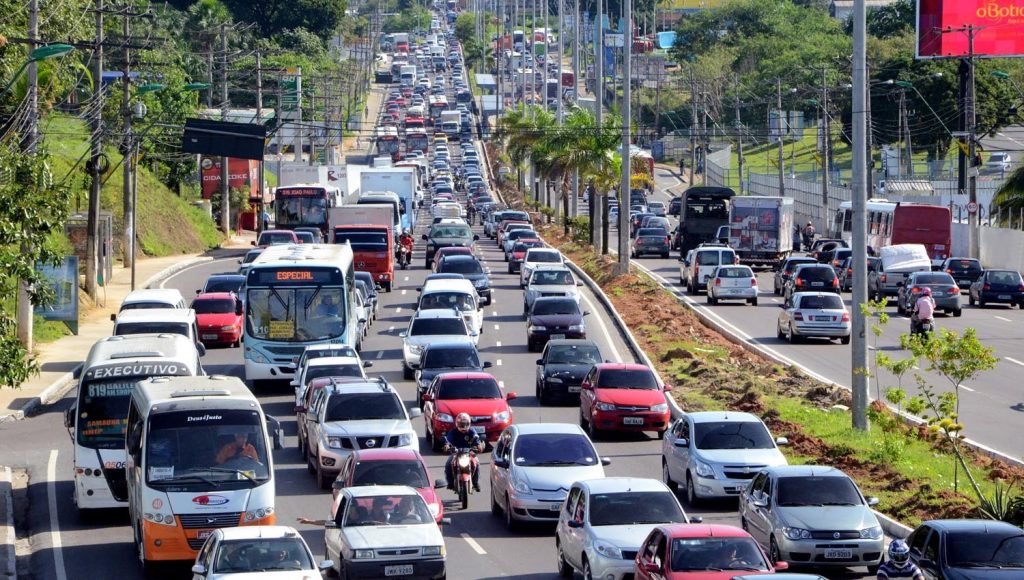 Frota de 1,3 milhão de veículos pressiona trânsito e desafia mobilidade em Manaus