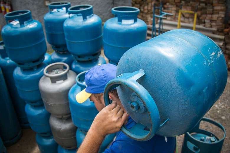 Botijões de gás de cozinha expostos para venda em Manaus