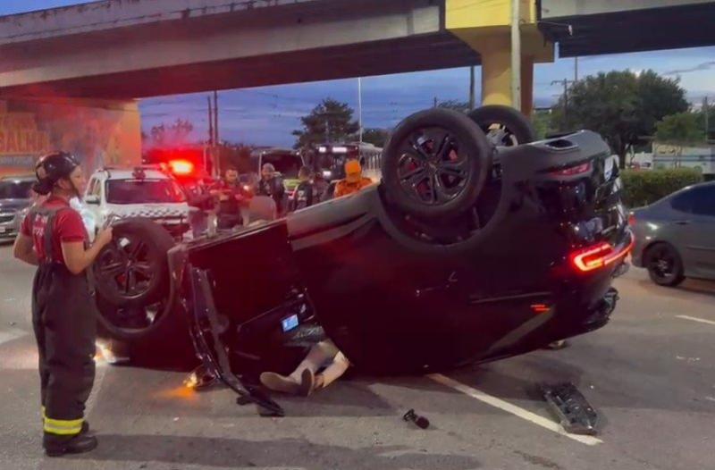 Motorista morre após carro capotar e travar trânsito no Coroado em Manaus
