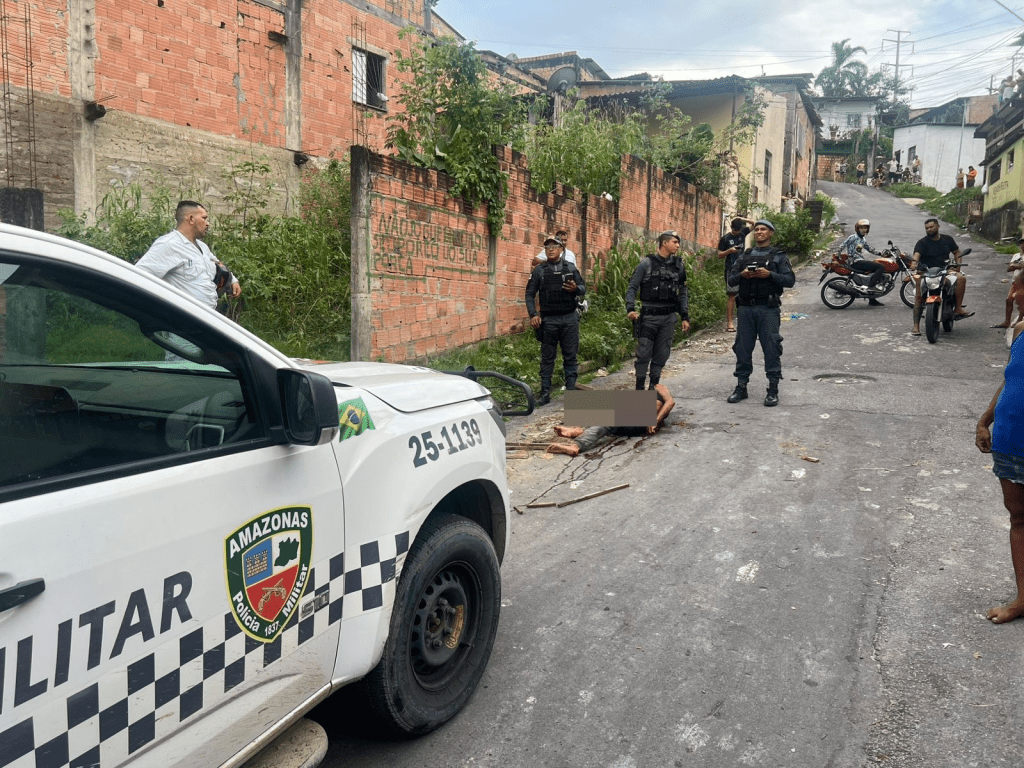 Homem morre em suposto latrocínio e suspeito é espancado em Manaus