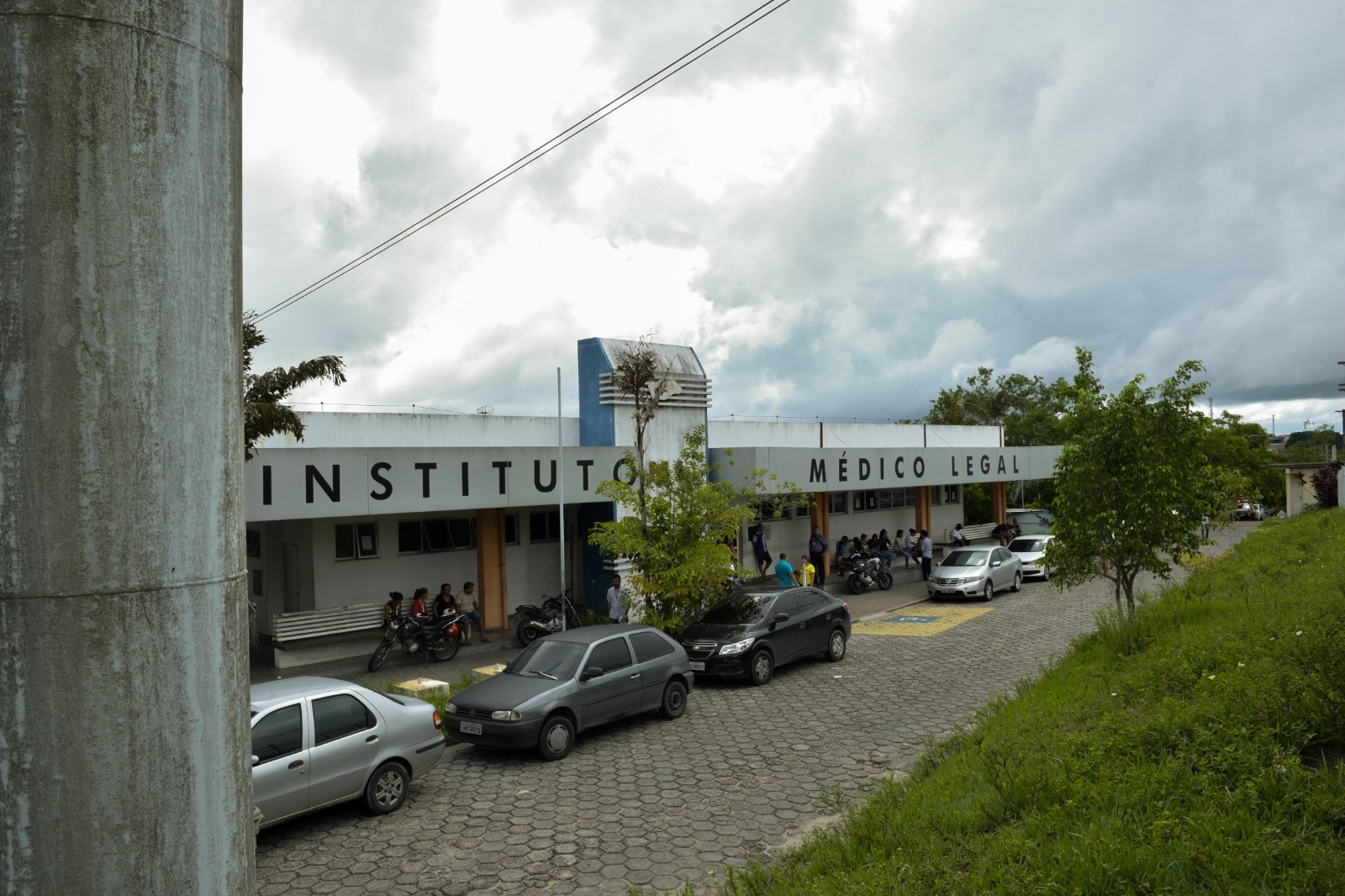 Motociclista morre após bater em árvore na Avenida Autaz Mirim em Manaus