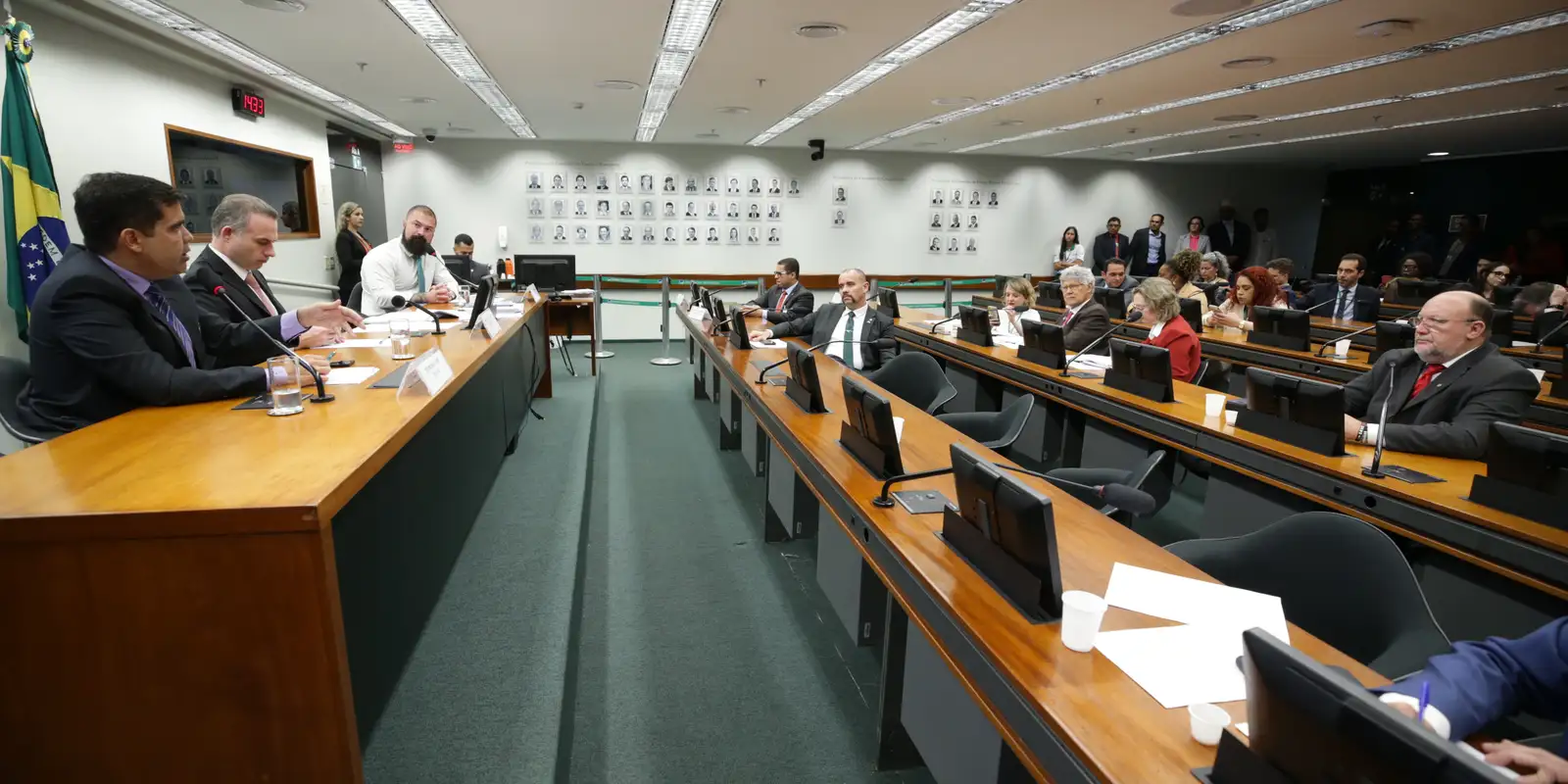 Conselho de Ética adia análise contra deputados golpistas