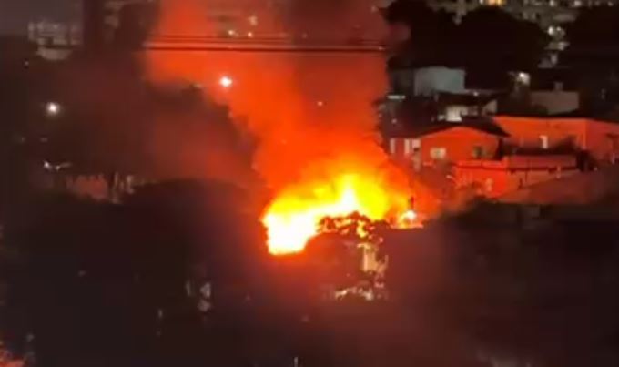VÍDEOS: Incêndio destrói casa e deixa família desabrigada em Manaus