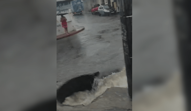 VÍDEO: Menino é resgatado após cair em bueiro durante forte chuva em Manaus