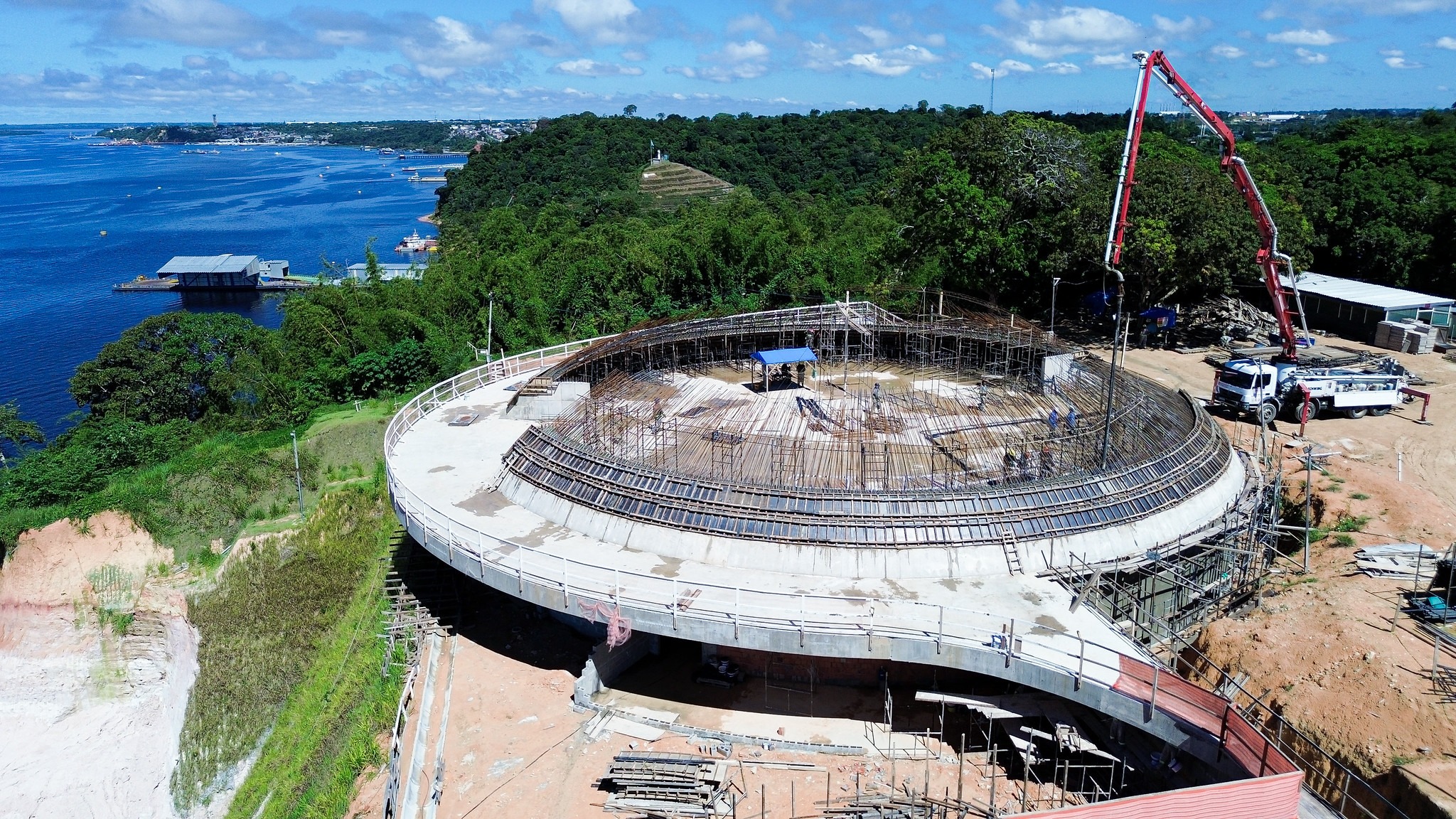 Cúpula da Oca Niemeyer em construção no parque Encontro das Águas em Manaus