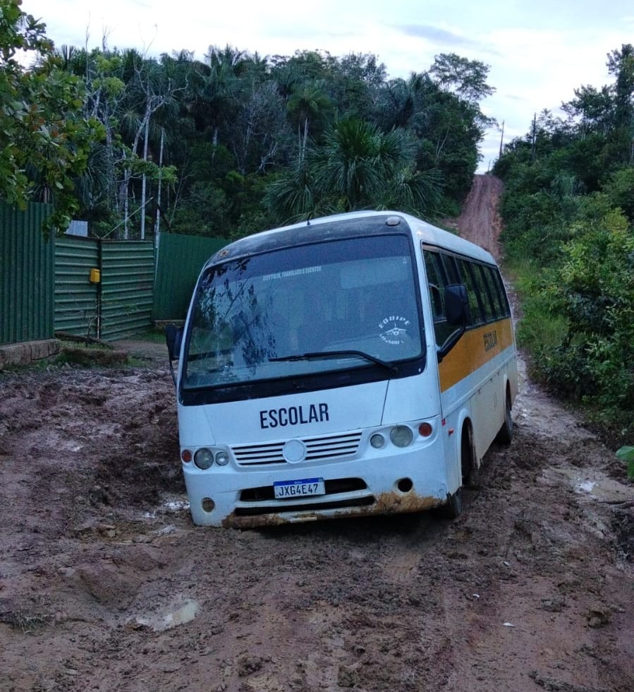 Vídeo mostra ônibus atolado e estrada precária em Iranduba