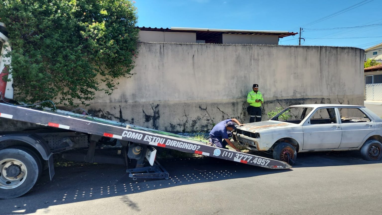 Guincho remove veículo abandonado durante Operação Sucata em Manaus