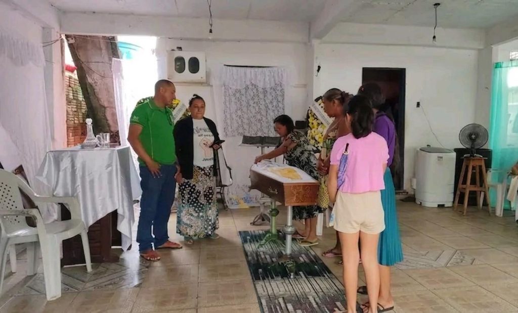 Velório de criança atropelada em frente à escola é marcado por comoção e homenagens em Manaus