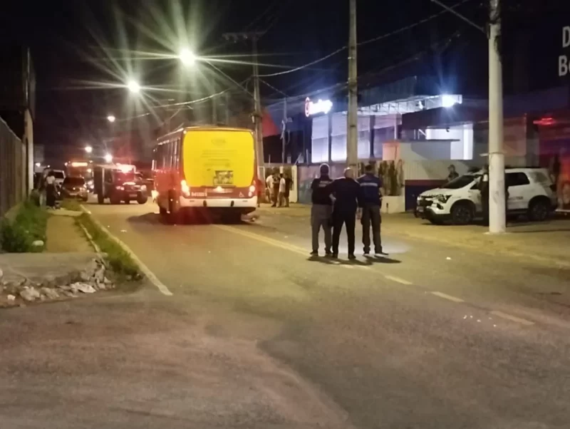 VÍDEO: Garupa de moto morre esmagada por ônibus em Manaus
