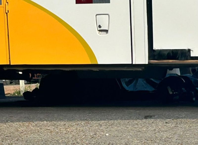 VÍDEO: Motociclista morre ao ser arremessado para debaixo de micro-ônibus em Manaus