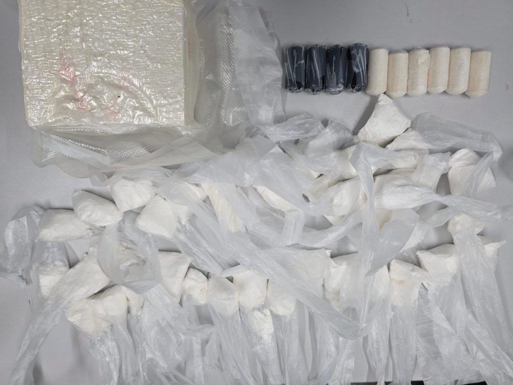 VÍDEO: Polícia desmonta laboratório de drogas e prende americano em condomínio de luxo em Manaus