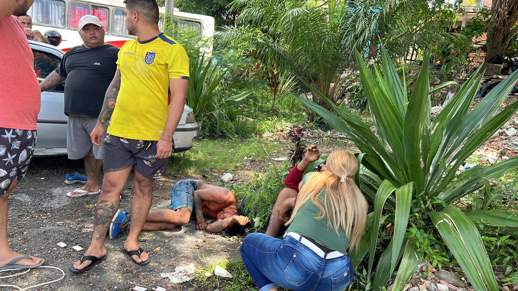 VÍDEO: Suspeitos de assalto são linchados por moradores na Zona Leste