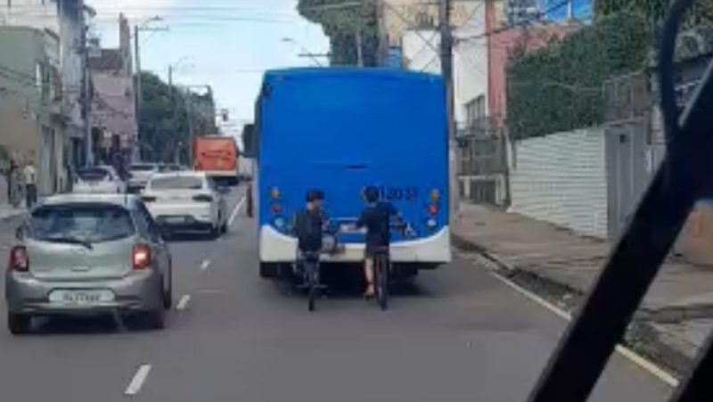 Adolescentes são flagrados ‘pegando rabeira’ em ônibus no Centro de Manaus