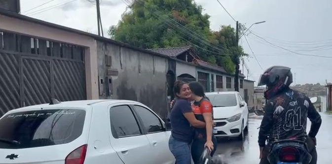 Vídeo mostra momento em que mulher volta para casa após ser sequestrada em Manaus