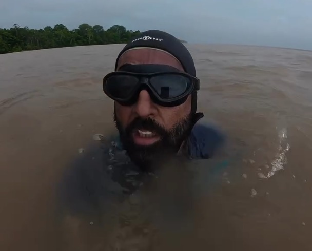 Triatleta colombiano nada do Peru a Coari em mais de 4 mil km pela defesa dos rios