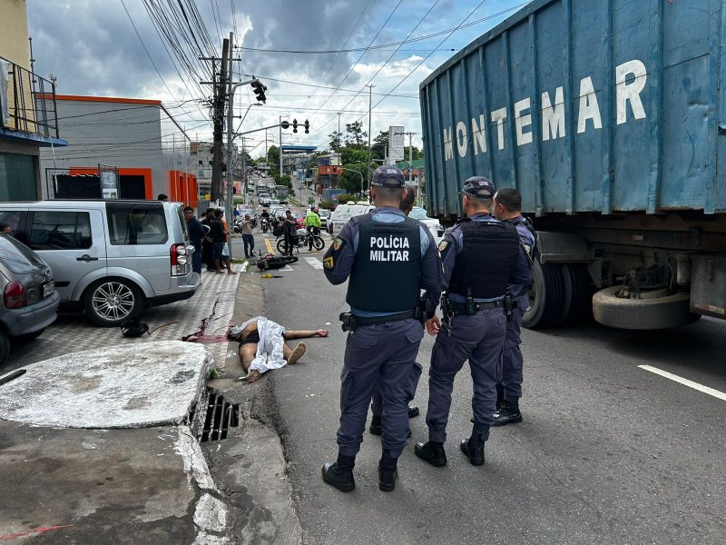 VÍDEO: Acidente entre moto e caminhão deixa um morto e outro ferido em Manaus