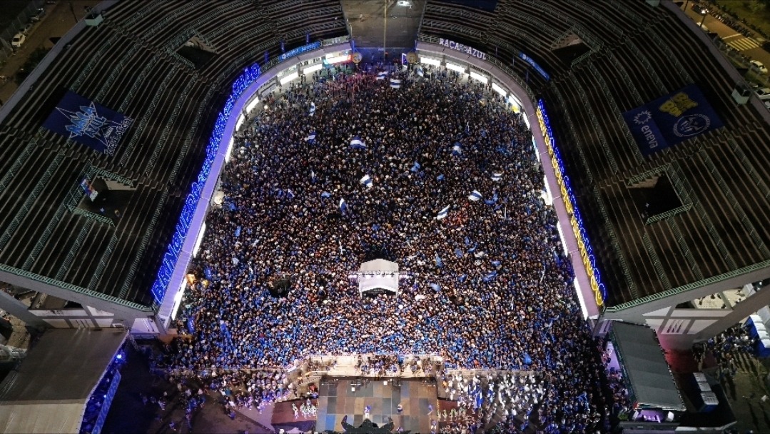 Caprichoso arrasta multidão e faz grande festa no lançamento do álbum 2026 em Manaus