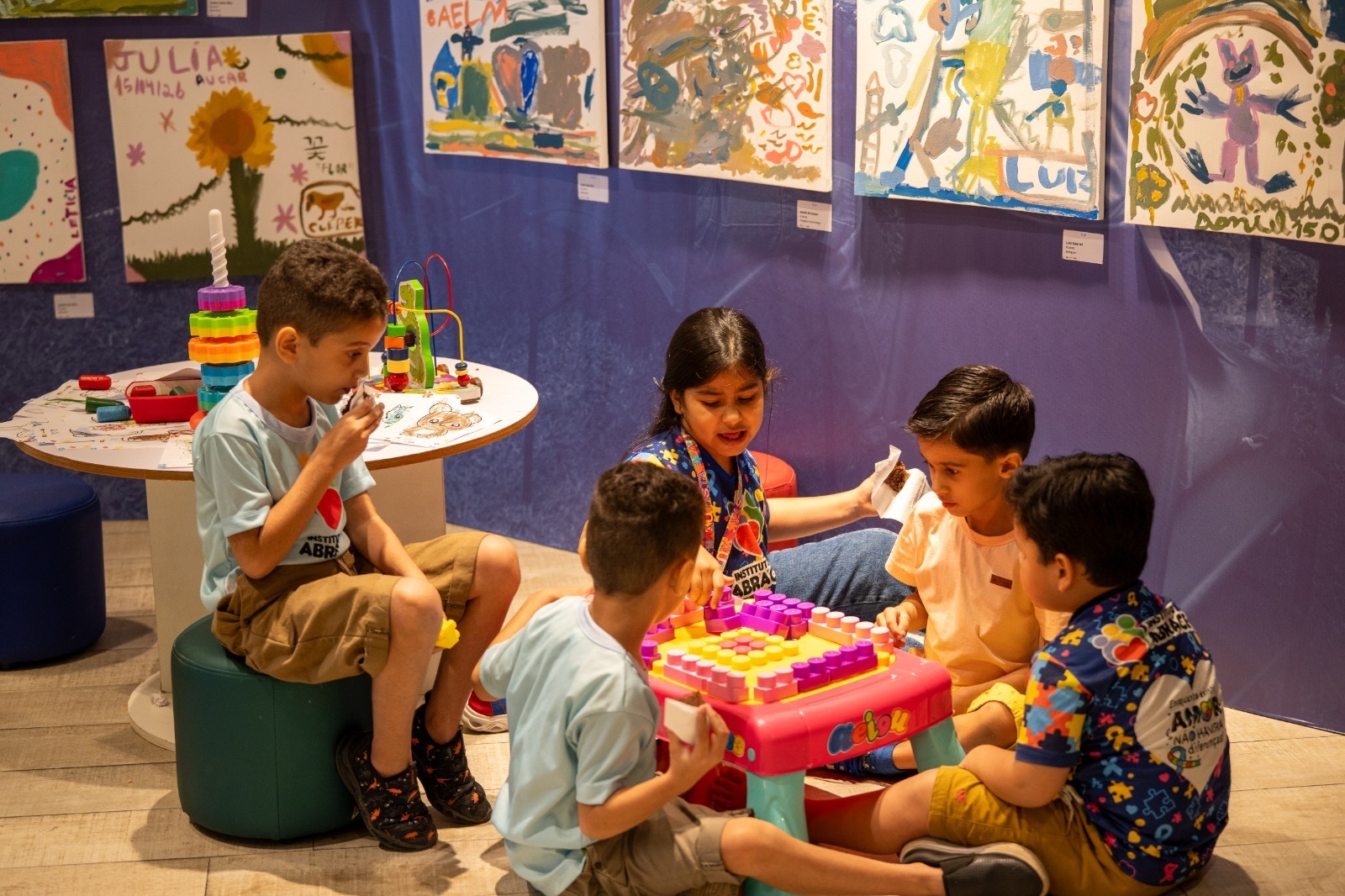 Exposição do Abril Azul destaca arte de crianças em Manaus